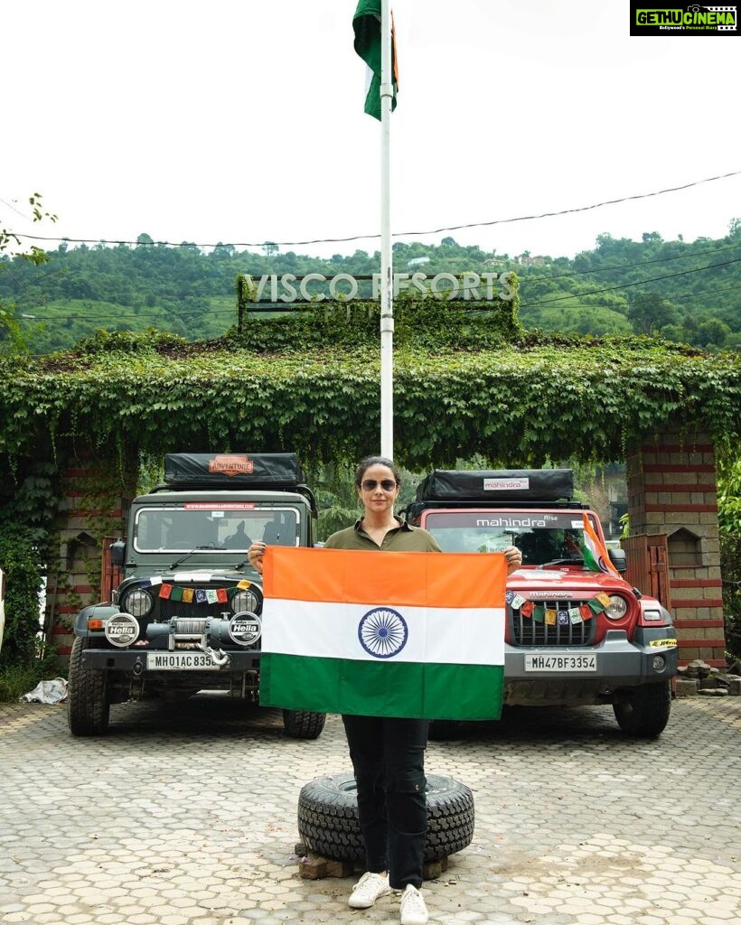 Gul Panag Instagram - Where the mind is without fear, and the head is held high….. 🇮🇳🇮🇳🇮🇳🇮🇳🇮🇳🇮🇳🇮🇳🇮🇳🇮🇳 Wishing everyone a very, very happy Independence Day. #harghartiranga Thank you @mahindraadventure for this incredible opportunity. Thank you @cinemonkofficial @achyutphotography , @swatysmalik and @moodybanjaran for the photos. #WomenWithDrive #zanskarexpedition #drivetechindia