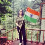Gul Panag Instagram - Where the mind is without fear, and the head is held high….. 🇮🇳🇮🇳🇮🇳🇮🇳🇮🇳🇮🇳🇮🇳🇮🇳🇮🇳 Wishing everyone a very, very happy Independence Day. #harghartiranga Thank you @mahindraadventure for this incredible opportunity. Thank you @cinemonkofficial @achyutphotography , @swatysmalik and @moodybanjaran for the photos. #WomenWithDrive #zanskarexpedition #drivetechindia