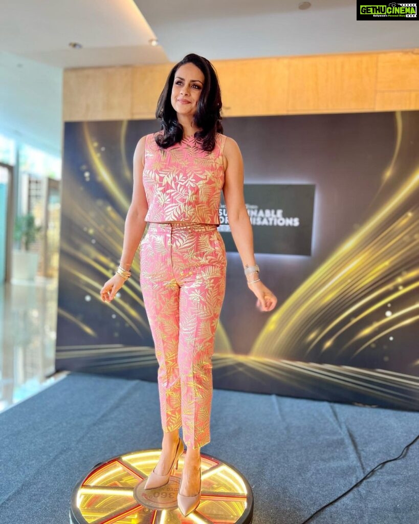 Gul Panag Instagram - Sustainability is not an option. It’s now a compulsion. A big thank you to Economic Times for making me part of the Sustainable Organisations Awards - a platform that acknowledges and recognises organisations that are raising the bar when it comes to incorporating sustainable practices. While one doesn’t work for rewards, it’s certainly is encouraging to be awarded and inspire others to follow suit. . . . . . . Outfit by @katespadeny Jewellry by @anaqajewels Styled by @vibhutichamria Make up @deepak_pawar03 Hair @asiya.ansari The Westin Mumbai Garden City