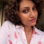 Hamsa Nandini Instagram - Completing 2 years post diagnosis 🥂. It's intriguing to get to know the stronger version of yourself. That is on the otherside of trauma and grief that feels insurmountable in the moment. You just have to keep going. Looking into the selfie camera, I am looking at the person I have been longing for, who will always have my back. Falling in love with my soul and seeing myself as beautiful as you all describe. It's crazy how much you can learn about yourself in a couple of years. #bcsurvivor🎀 #braca1 #swanstories
