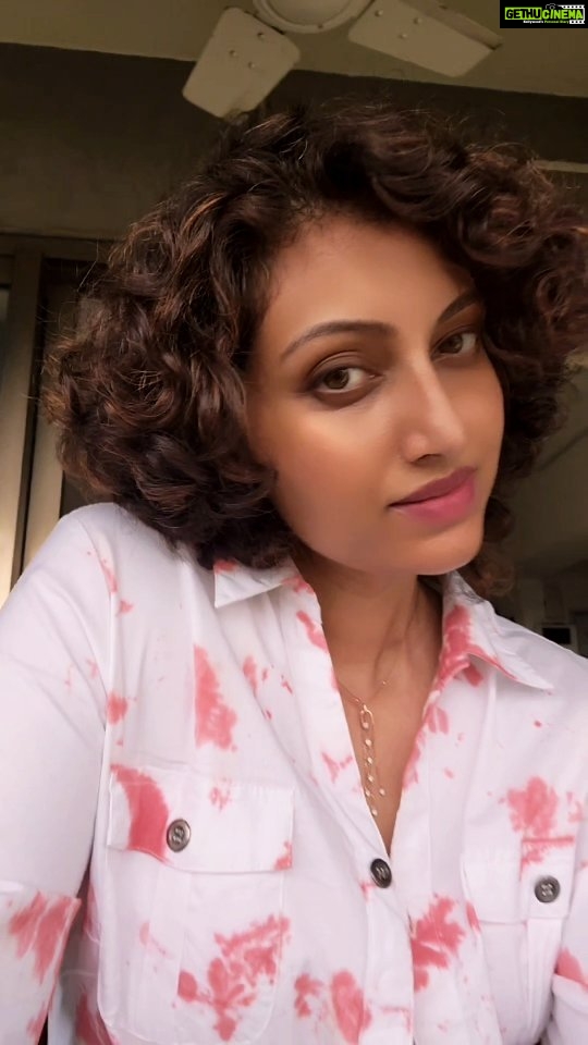 Hamsa Nandini Instagram - Completing 2 years post diagnosis 🥂. It's intriguing to get to know the stronger version of yourself. That is on the otherside of trauma and grief that feels insurmountable in the moment. You just have to keep going. Looking into the selfie camera, I am looking at the person I have been longing for, who will always have my back. Falling in love with my soul and seeing myself as beautiful as you all describe. It's crazy how much you can learn about yourself in a couple of years. #bcsurvivor🎀 #braca1 #swanstories