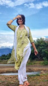 Hamsa Nandini Instagram - Curating my life to live slowly, cutting things out until I am left with what I love, with what's necessary and just what makes me happy. Thanks to the amazing volunteers of Isha Foundation for re-intoducing me to myself. 🤗
.
#swanstories