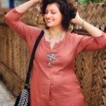 Hamsa Nandini Instagram - Many people wonder how I can glow with joy and gratitude despite the challenges and hardships that life has thrown at me. How can I cope with the harsh effects of Chemotherapy and the fears of cancer? To all those curious souls, I have only one answer: every morning that I open my eyes is a miracle, a blessing, a gift from the universe. And I choose to celebrate and cherish this precious gift of life every moment. It is my mind that fills my body with light. In the simplest words... "When you wake up in the morning, the first thing you do is smile. You are alive! Isn't that the most valuable thing? Do not try to fix whatever comes in your life. Fix yourself in such a way that whatever comes, you will be fine." 😇 - Sadhguru #swanstories Isha foundation, Coimbatore