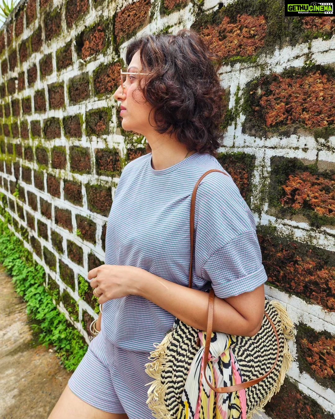 Hamsa Nandini Instagram - Florentine, flip flops n frizzy hair. . #caffreal #swanstories Goa, India