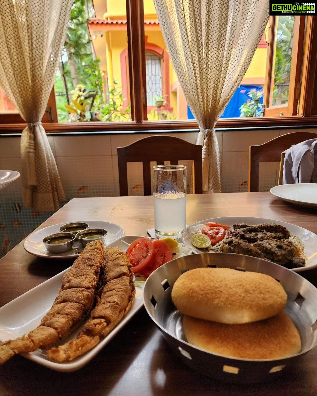 Hamsa Nandini Instagram - Florentine, flip flops n frizzy hair. . #caffreal #swanstories Goa, India