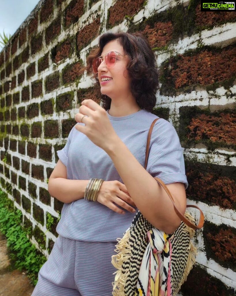 Hamsa Nandini Instagram - Florentine, flip flops n frizzy hair. . #caffreal #swanstories Goa, India