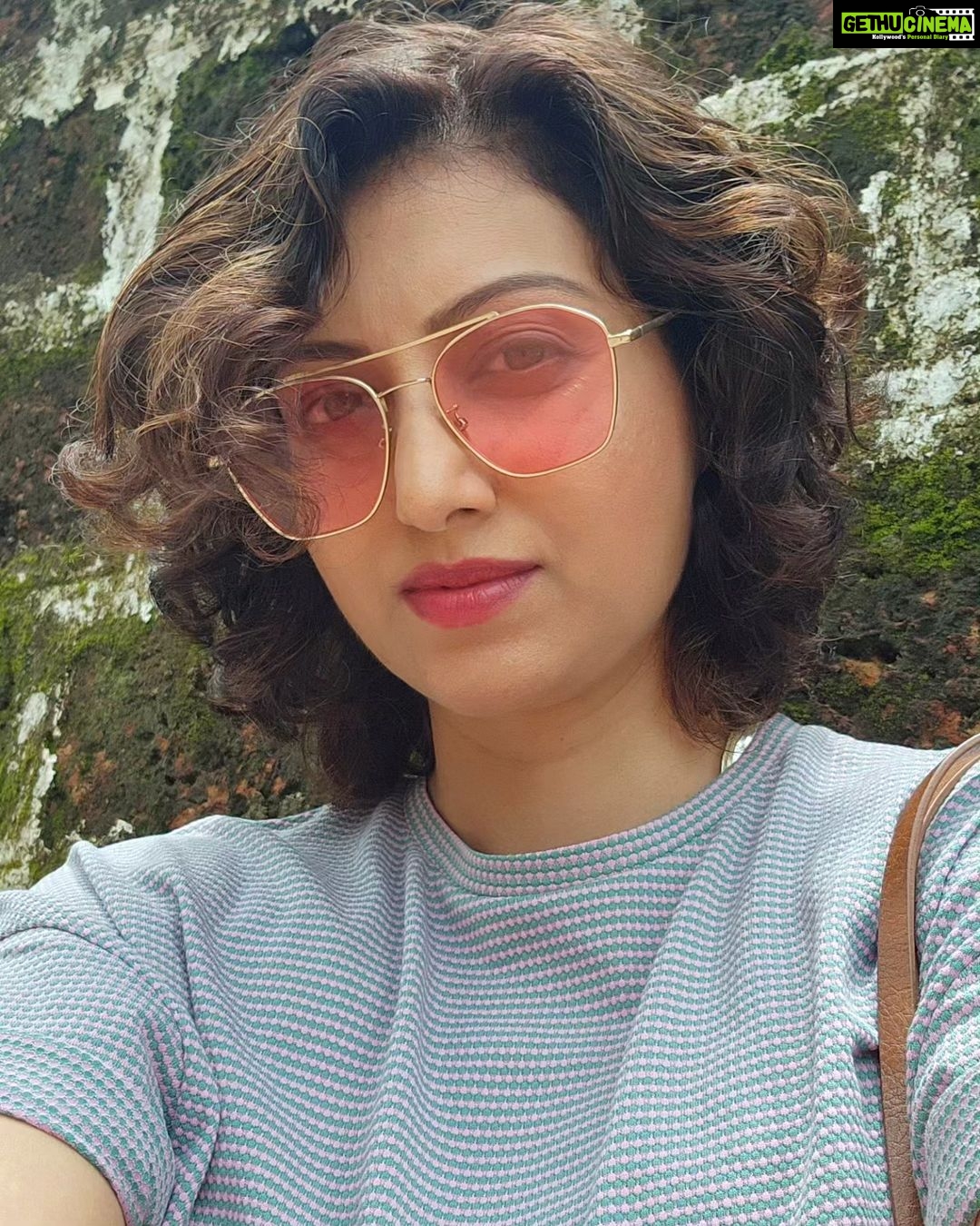 Hamsa Nandini Instagram - Florentine, flip flops n frizzy hair. . #caffreal #swanstories Goa, India