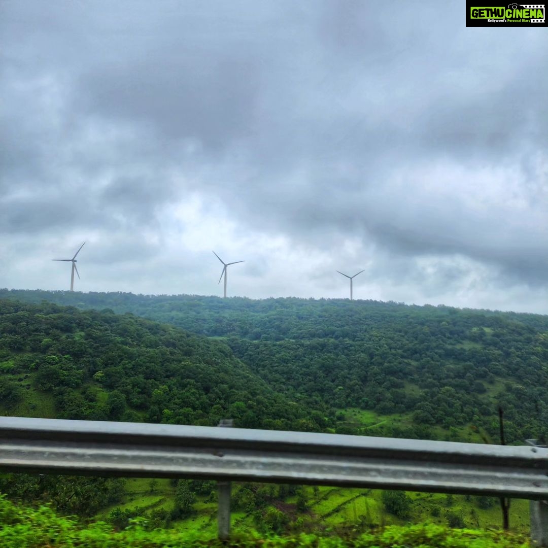 Hamsa Nandini Instagram - Mesmerized by the lush green western ghats of Maharashtra. Just a reminder it's never about the destination. For me, it's always been about the journey. To experience life to the fullest, every once in a while you have to go off the beaten track. It feels good to be lost in the right direction.π . #roadtripping #swanstories #4by4