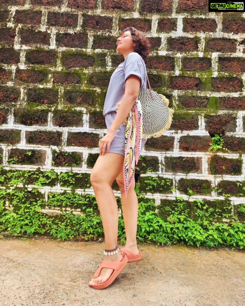 Hamsa Nandini Instagram - Florentine, flip flops n frizzy hair. . #caffreal #swanstories Goa, India