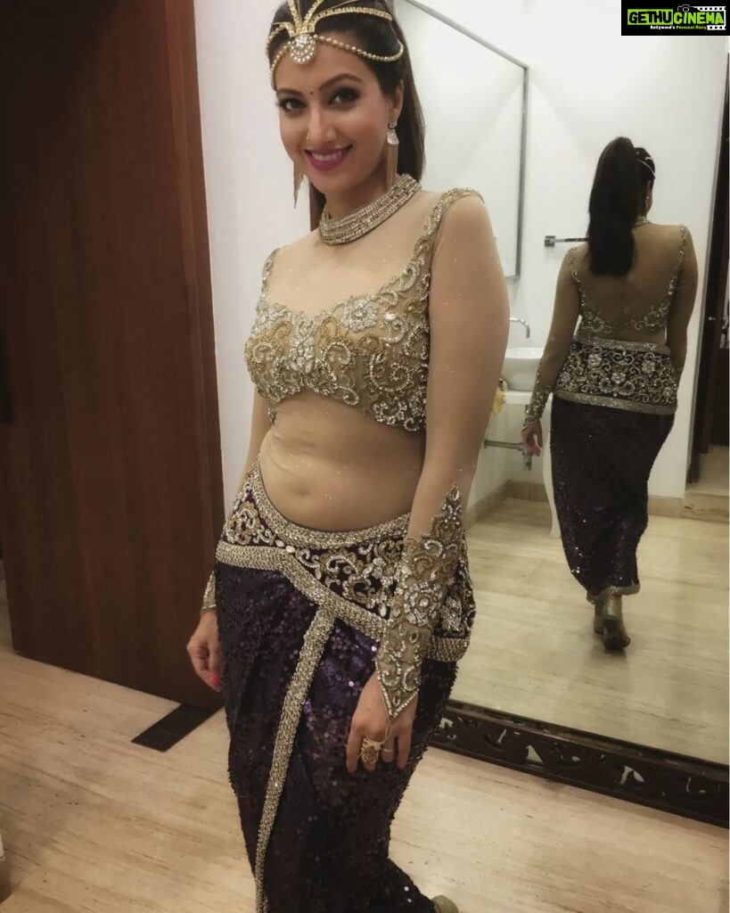 Hamsa Nandini Instagram - So good to be hitting the stage again 🤩. . @curls_and_curves555 Outfit @neeta_lulla