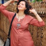 Hamsa Nandini Instagram - Many people wonder how I can glow with joy and gratitude despite the challenges and hardships that life has thrown at me. How can I cope with the harsh effects of Chemotherapy and the fears of cancer? To all those curious souls, I have only one answer: every morning that I open my eyes is a miracle, a blessing, a gift from the universe. And I choose to celebrate and cherish this precious gift of life every moment. It is my mind that fills my body with light. In the simplest words... "When you wake up in the morning, the first thing you do is smile. You are alive! Isn't that the most valuable thing? Do not try to fix whatever comes in your life. Fix yourself in such a way that whatever comes, you will be fine." 😇 - Sadhguru #swanstories Isha foundation, Coimbatore