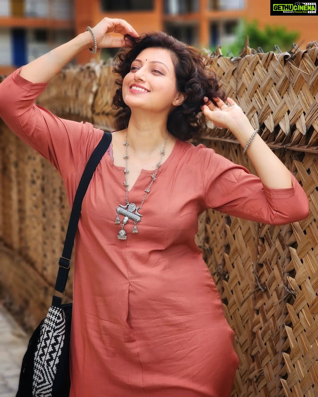 Hamsa Nandini Instagram - Many people wonder how I can glow with joy and gratitude despite the challenges and hardships that life has thrown at me. How can I cope with the harsh effects of Chemotherapy and the fears of cancer? To all those curious souls, I have only one answer: every morning that I open my eyes is a miracle, a blessing, a gift from the universe. And I choose to celebrate and cherish this precious gift of life every moment. It is my mind that fills my body with light. In the simplest words... "When you wake up in the morning, the first thing you do is smile. You are alive! Isn't that the most valuable thing? Do not try to fix whatever comes in your life. Fix yourself in such a way that whatever comes, you will be fine." π - Sadhguru #swanstories Isha foundation, Coimbatore