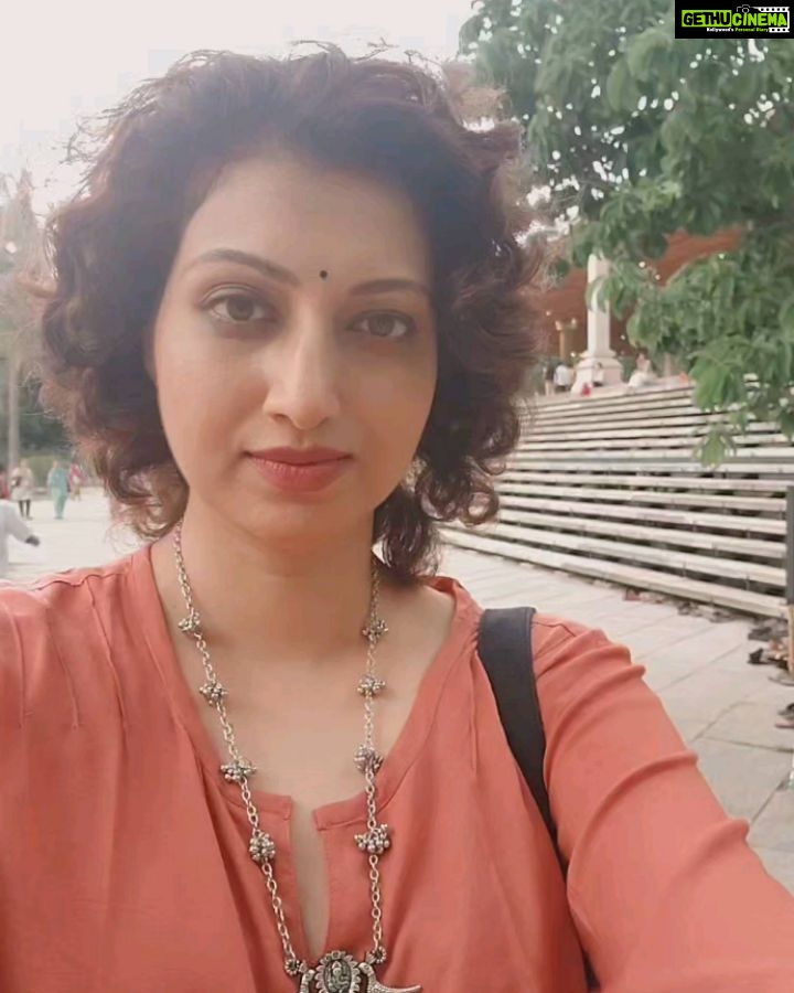 Hamsa Nandini Instagram - Many people wonder how I can glow with joy and gratitude despite the challenges and hardships that life has thrown at me. How can I cope with the harsh effects of Chemotherapy and the fears of cancer? To all those curious souls, I have only one answer: every morning that I open my eyes is a miracle, a blessing, a gift from the universe. And I choose to celebrate and cherish this precious gift of life every moment. It is my mind that fills my body with light. In the simplest words... "When you wake up in the morning, the first thing you do is smile. You are alive! Isn't that the most valuable thing? Do not try to fix whatever comes in your life. Fix yourself in such a way that whatever comes, you will be fine." 😇 - Sadhguru #swanstories Isha foundation, Coimbatore