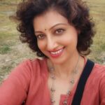 Hamsa Nandini Instagram - Many people wonder how I can glow with joy and gratitude despite the challenges and hardships that life has thrown at me. How can I cope with the harsh effects of Chemotherapy and the fears of cancer? To all those curious souls, I have only one answer: every morning that I open my eyes is a miracle, a blessing, a gift from the universe. And I choose to celebrate and cherish this precious gift of life every moment. It is my mind that fills my body with light. In the simplest words... "When you wake up in the morning, the first thing you do is smile. You are alive! Isn't that the most valuable thing? Do not try to fix whatever comes in your life. Fix yourself in such a way that whatever comes, you will be fine." 😇 - Sadhguru #swanstories Isha foundation, Coimbatore