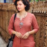 Hamsa Nandini Instagram - Many people wonder how I can glow with joy and gratitude despite the challenges and hardships that life has thrown at me. How can I cope with the harsh effects of Chemotherapy and the fears of cancer? To all those curious souls, I have only one answer: every morning that I open my eyes is a miracle, a blessing, a gift from the universe. And I choose to celebrate and cherish this precious gift of life every moment. It is my mind that fills my body with light. In the simplest words... "When you wake up in the morning, the first thing you do is smile. You are alive! Isn't that the most valuable thing? Do not try to fix whatever comes in your life. Fix yourself in such a way that whatever comes, you will be fine." 😇 - Sadhguru #swanstories Isha foundation, Coimbatore