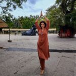 Hamsa Nandini Instagram - As Sadhguru says, "Self realization means to realize how foolish you have been. Everything has been right here within you and you dint get it." For me, the moment I stepped into the ashram I could sense an undiscribable force....an energy. Just made me realize what a beautiful feeling it is to be conscious and in the moment. Haven't stopped smiling eversince. Thanks to Isha Foundation, Coimbatore, for inviting me and making this magic happen within me. 🙏 . #ishalife #awakening #swanstories Isha foundation, Coimbatore