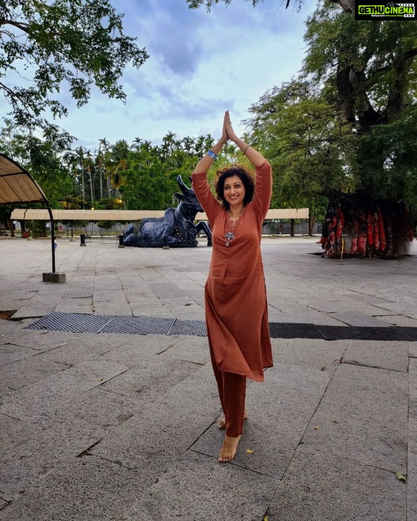 Hamsa Nandini Instagram - As Sadhguru says, "Self realization means to realize how foolish you have been. Everything has been right here within you and you dint get it." For me, the moment I stepped into the ashram I could sense an undiscribable force....an energy. Just made me realize what a beautiful feeling it is to be conscious and in the moment. Haven't stopped smiling eversince. Thanks to Isha Foundation, Coimbatore, for inviting me and making this magic happen within me. 🙏 . #ishalife #awakening #swanstories Isha foundation, Coimbatore