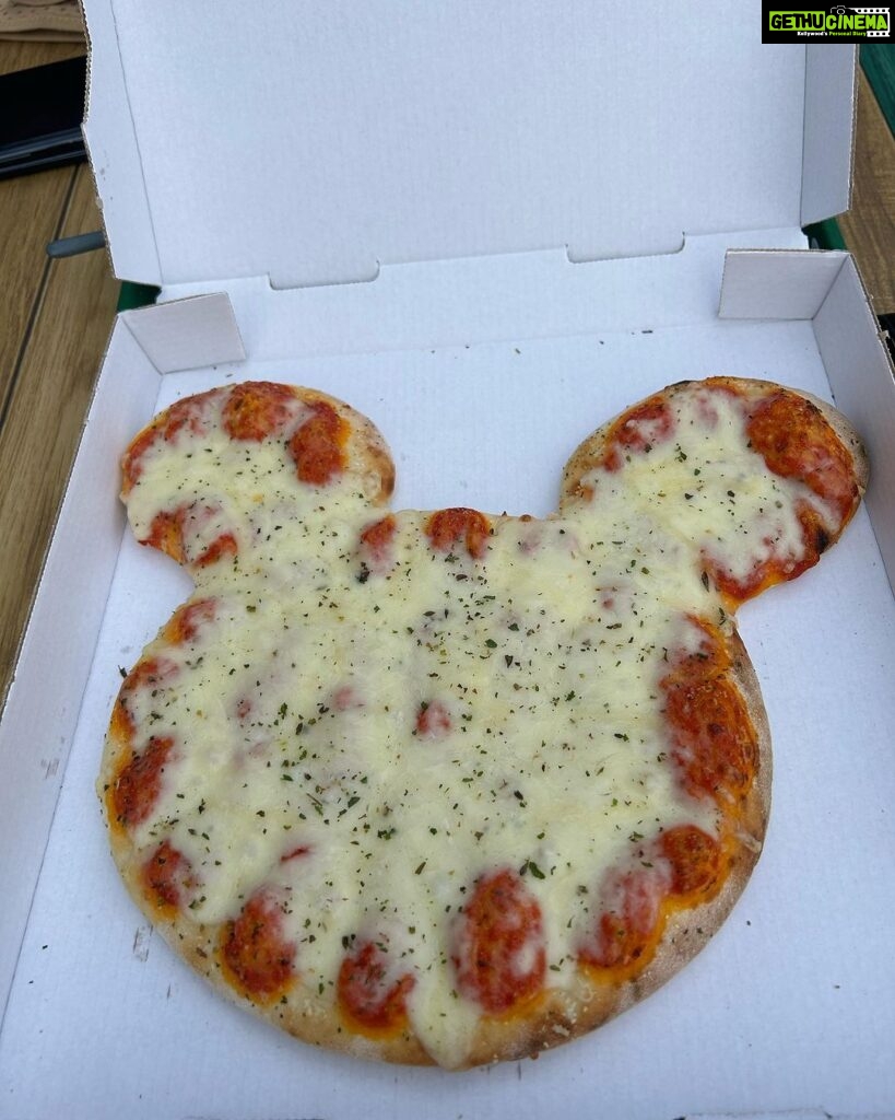 Hansika Motwani Instagram - I'd hate to keep Mickey waiting, so I must go eat now 😬 Disneyland Paris