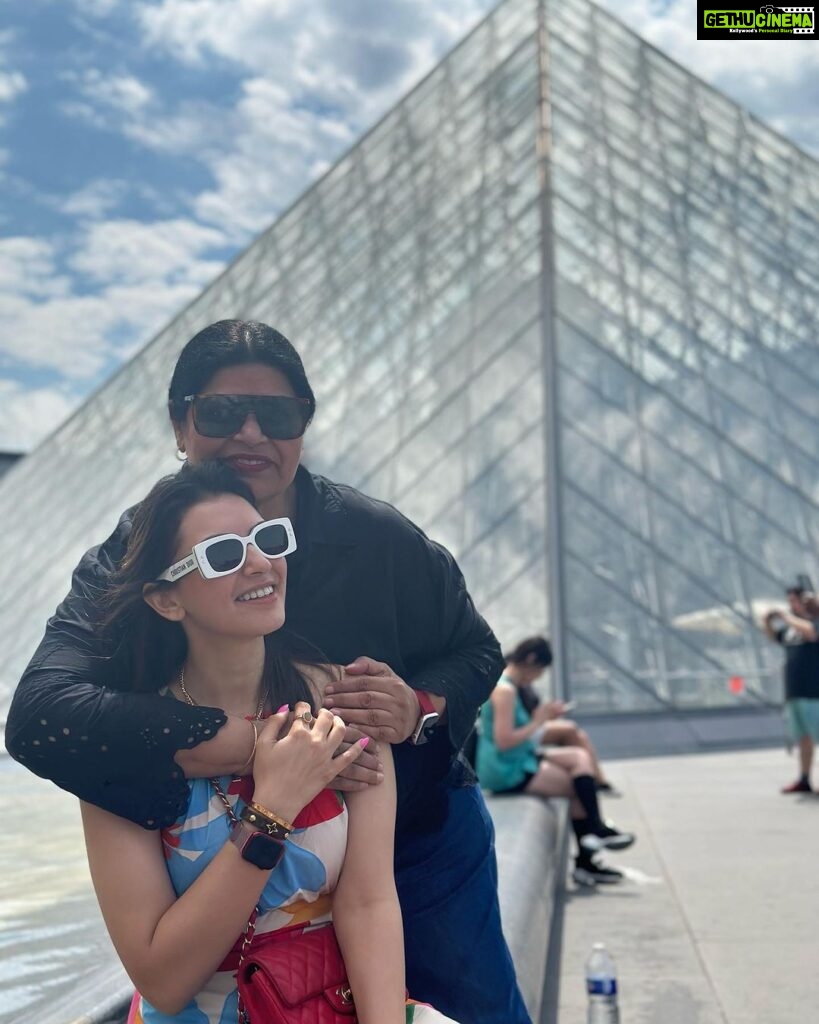 Hansika Motwani Instagram - Happiest birthday to my world . Our everything ❤️ thank you for being you and giving us your all . Love u Maa ❤️❤️❤️ Porto, Northern Portugal