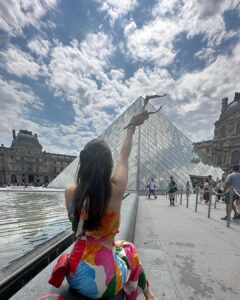 Hansika Motwani Instagram - I think I’m in #Louvre 🇫🇷