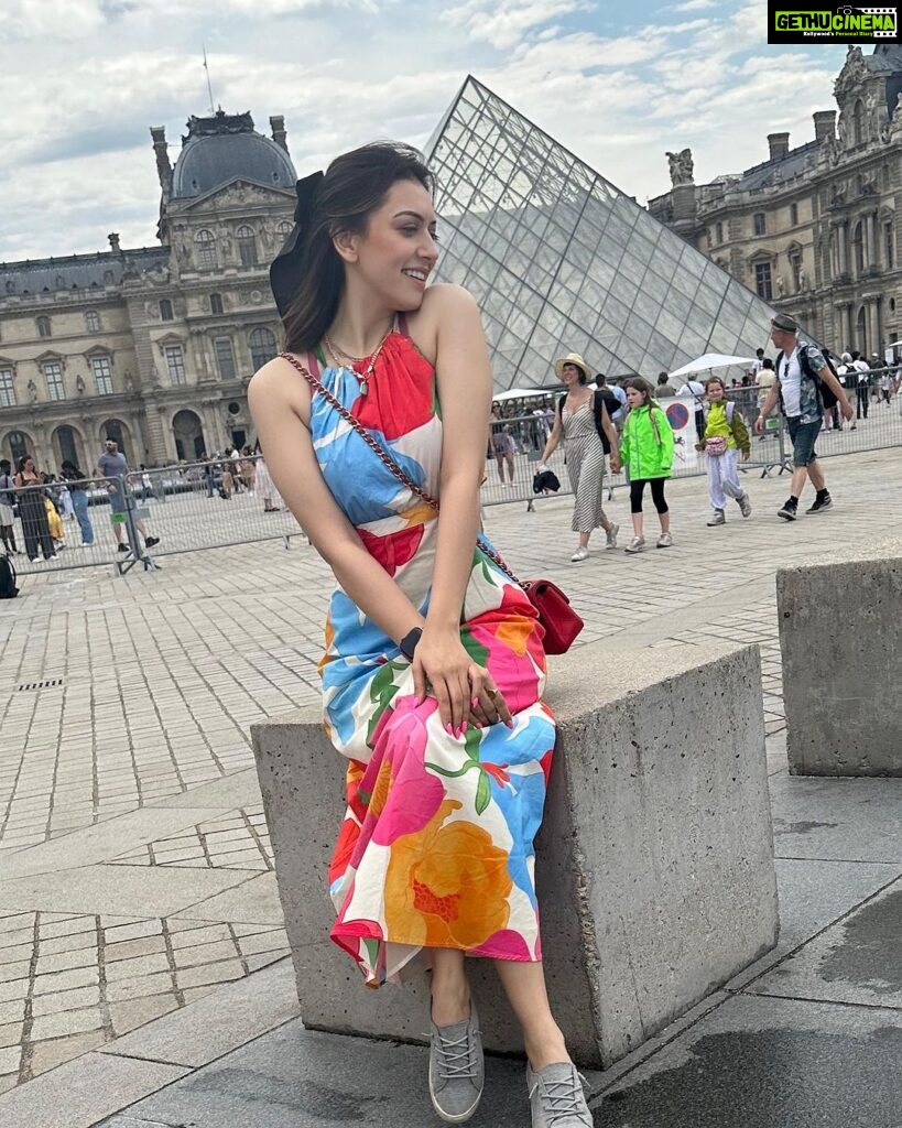 Hansika Motwani Instagram - I think I’m in #Louvre 🇫🇷 Paris, France