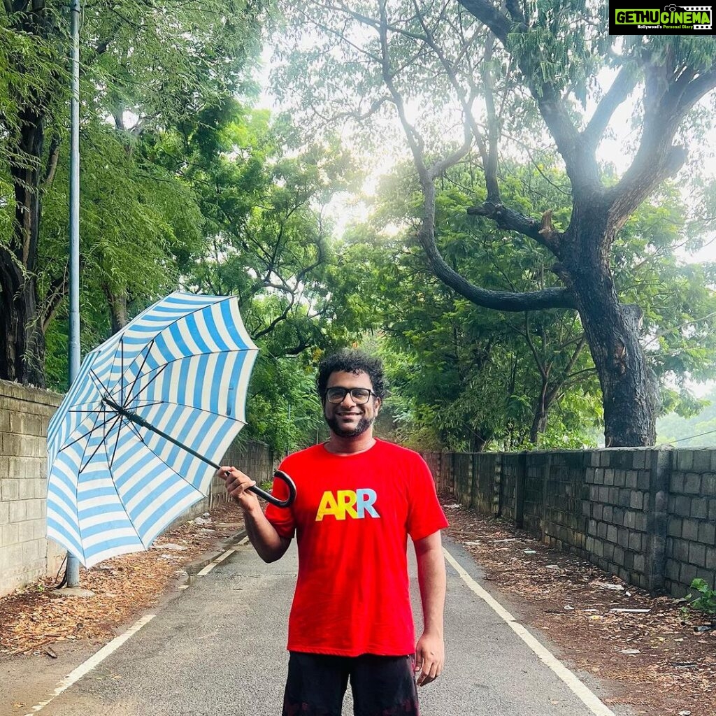 Haricharan Instagram - An ensuing relationship of Love & Hate with the Chennai Rains. Thanks to @arrchander for this beautiful Tee. YMCA Nandanam