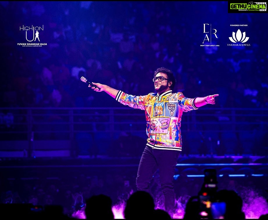 Haricharan Instagram - . Dance Dance Avarudan Dance, Endrae Kaalgal Soluthada.. Sing Sing Avarudan Sing, Endrae Nenjam Kolluthadaa.. Azhagai Manathai Parithu Vittarre….. Thank You @haricharanmusic for being one of the pillar of High On U1 concert in KL! We Malaysians love you endlessly! ❤️ Axiata Arena
