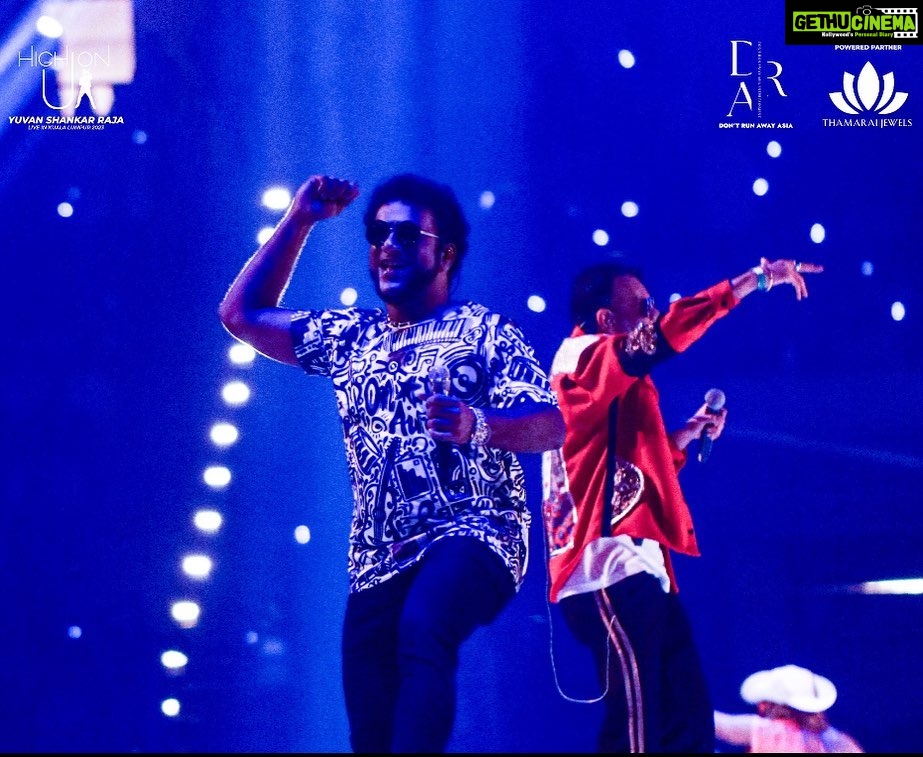 Haricharan Instagram - . Dance Dance Avarudan Dance, Endrae Kaalgal Soluthada.. Sing Sing Avarudan Sing, Endrae Nenjam Kolluthadaa.. Azhagai Manathai Parithu Vittarre….. Thank You @haricharanmusic for being one of the pillar of High On U1 concert in KL! We Malaysians love you endlessly! ❤️ Axiata Arena