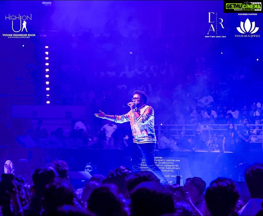 Haricharan Instagram - . Dance Dance Avarudan Dance, Endrae Kaalgal Soluthada.. Sing Sing Avarudan Sing, Endrae Nenjam Kolluthadaa.. Azhagai Manathai Parithu Vittarre….. Thank You @haricharanmusic for being one of the pillar of High On U1 concert in KL! We Malaysians love you endlessly! ❤️ Axiata Arena