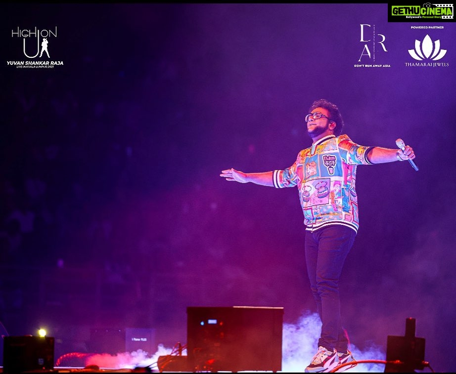 Haricharan Instagram - . Dance Dance Avarudan Dance, Endrae Kaalgal Soluthada.. Sing Sing Avarudan Sing, Endrae Nenjam Kolluthadaa.. Azhagai Manathai Parithu Vittarre….. Thank You @haricharanmusic for being one of the pillar of High On U1 concert in KL! We Malaysians love you endlessly! ❤️ Axiata Arena