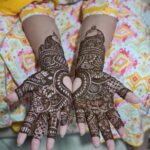 Hariprriya Instagram – Embracing the beauty of traditions one henna design at a time. 🥰💫🌿 

#mehendifiesta #mehendidiaries #nostalgiasaturday