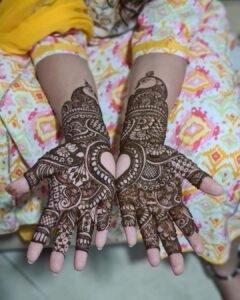 Hariprriya Instagram - Embracing the beauty of traditions one henna design at a time. 🥰💫🌿 

#mehendifiesta #mehendidiaries #nostalgiasaturday