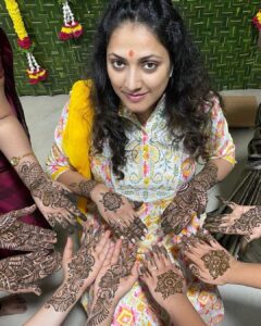 Hariprriya Instagram - Embracing the beauty of traditions one henna design at a time. 🥰💫🌿 

#mehendifiesta #mehendidiaries #nostalgiasaturday