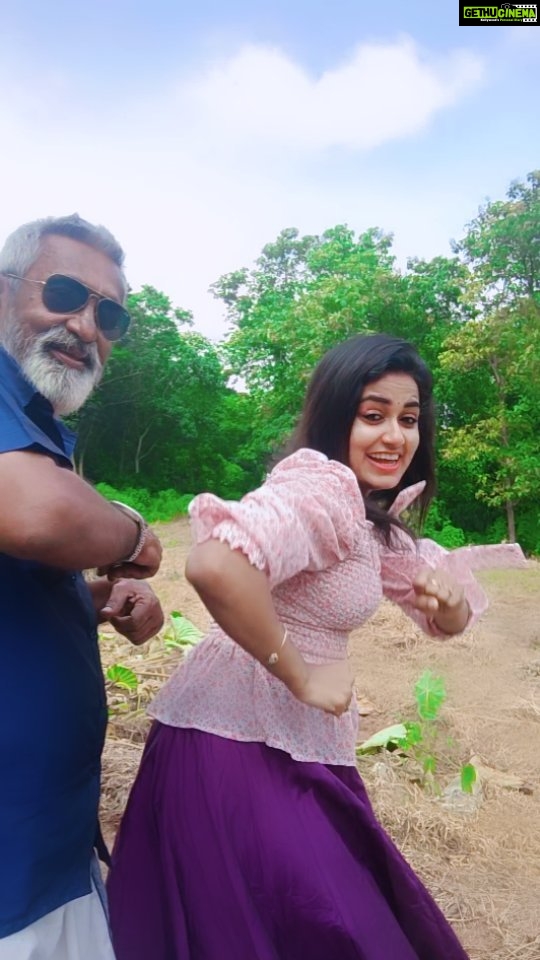 Haritha G Nair Instagram - 😂BUHAHHA... HAPPINESS😆😆😆🧿 Our little things😂😍❤ With my Pithasree😎 Video : Amma (Mathasree)😘 . . . . #fatherdaughter #dance #happiness