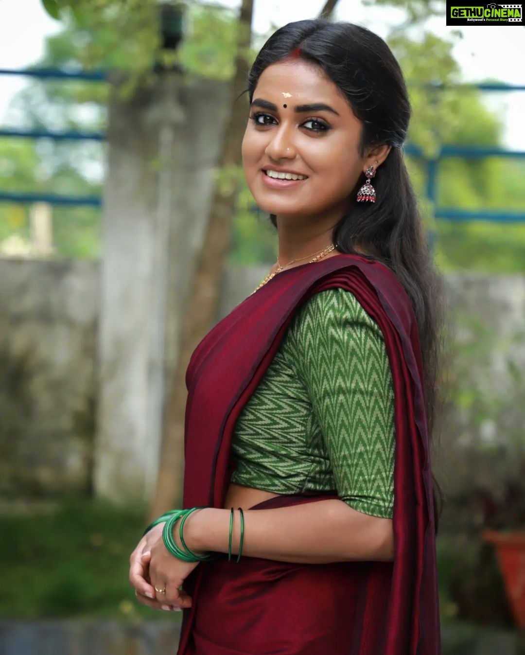 Haritha G Nair Instagram - She smiles, I cry...🦋 She loves, I am weired...🦋 She is amazing, I am unknown...🦋 She is beautiful, I am a mess...🦋 She is happy, I am lost...🦋 My mask is perfect🦋 She hides me❤ #shyama🤍 #shyamambaram 📸 :@aseem_._mohammed Make up credits : To Me only😃✌🏻