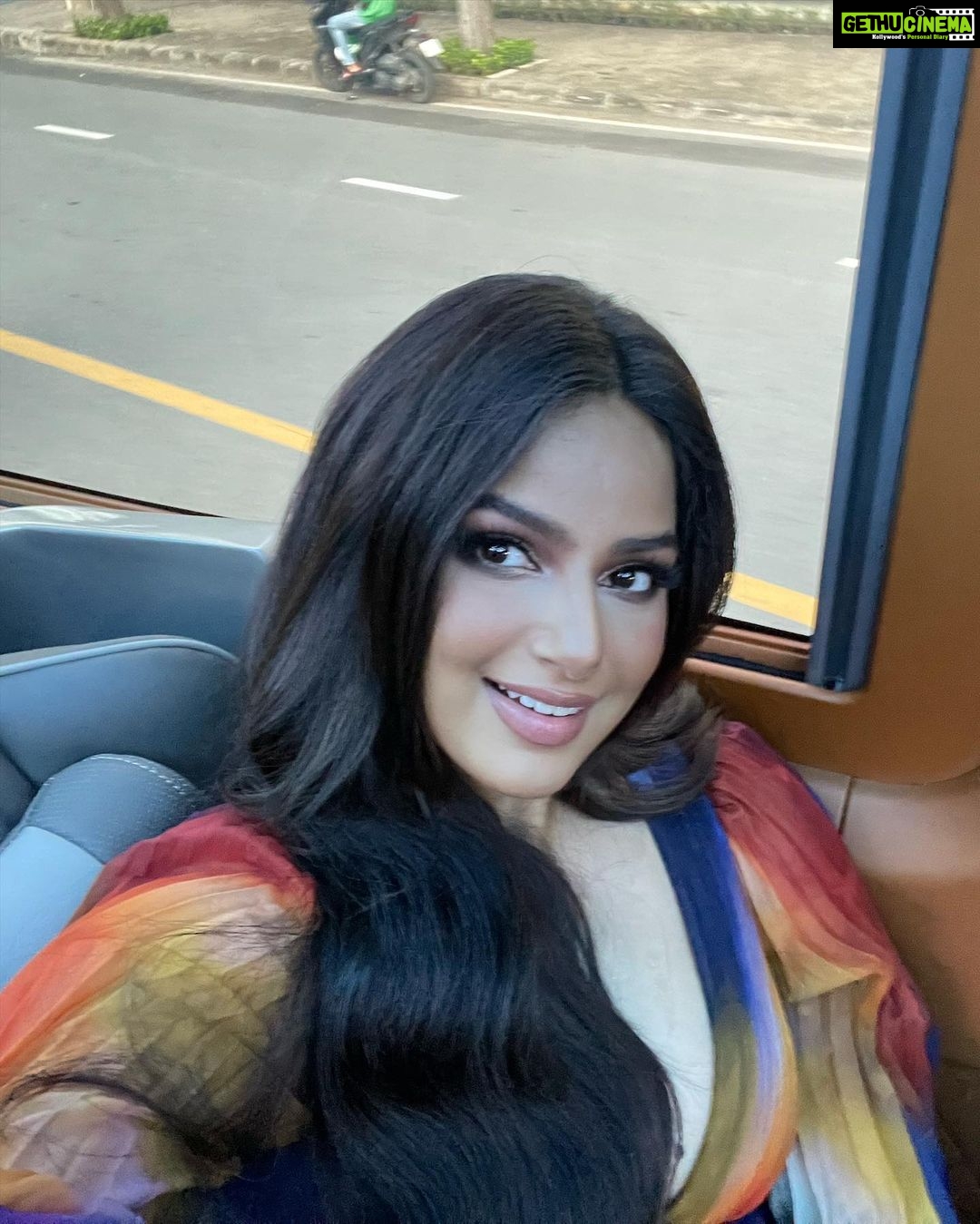 Harnaaz Kaur Sandhu Instagram - Life is simple. It’s just not easy……just like taking a selfie 🤳 #selfiedump