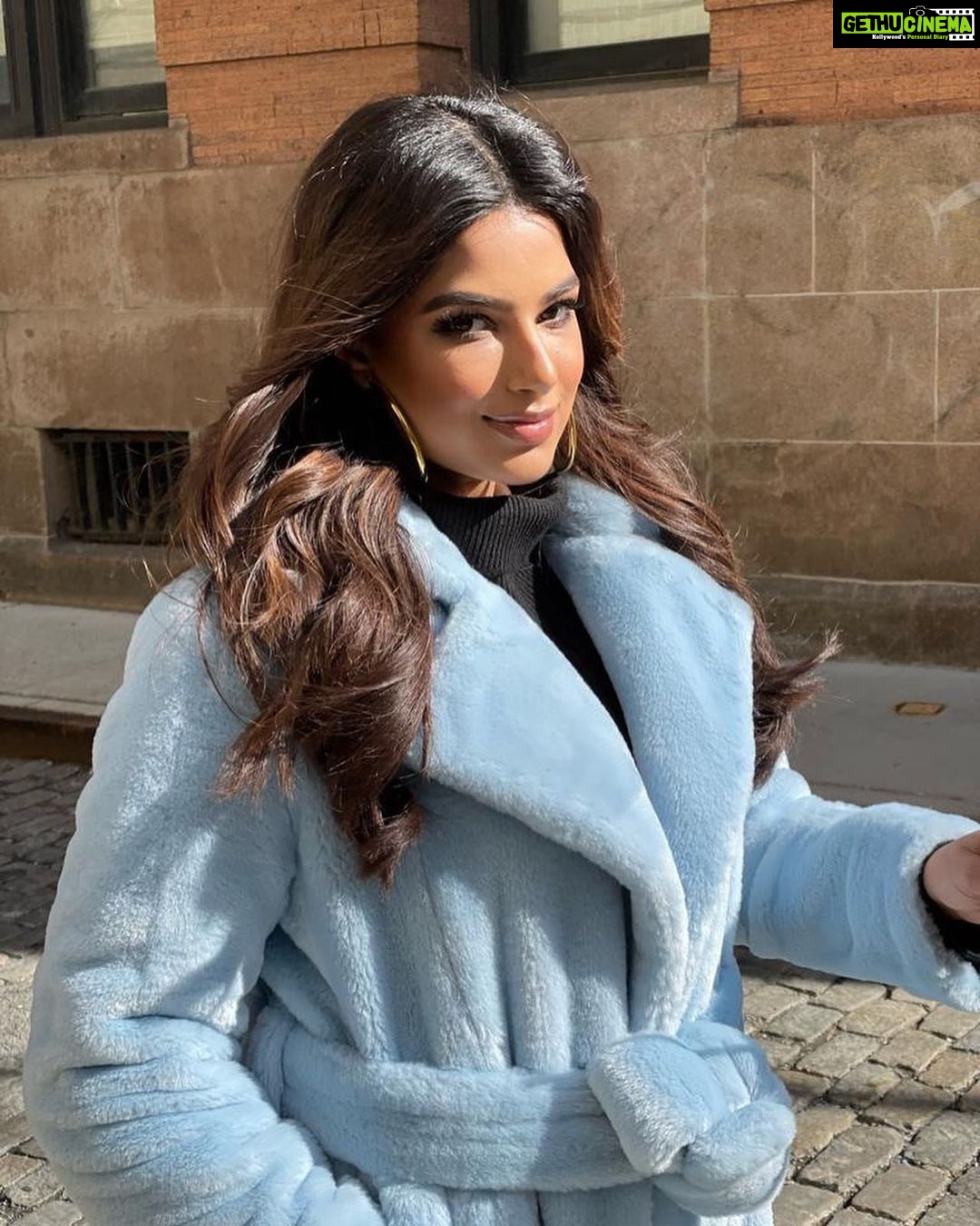 Harnaaz Kaur Sandhu Instagram - Hey, you? Yes you! I see you over there…