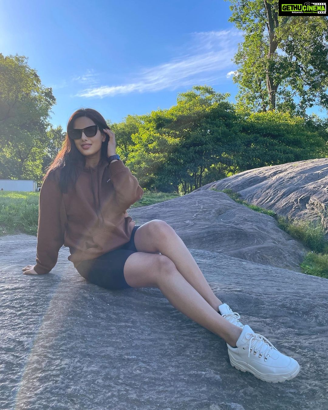 Harnaaz Kaur Sandhu Instagram - Taking in each and every day✨ #onedayatatime New York City, N.Y.