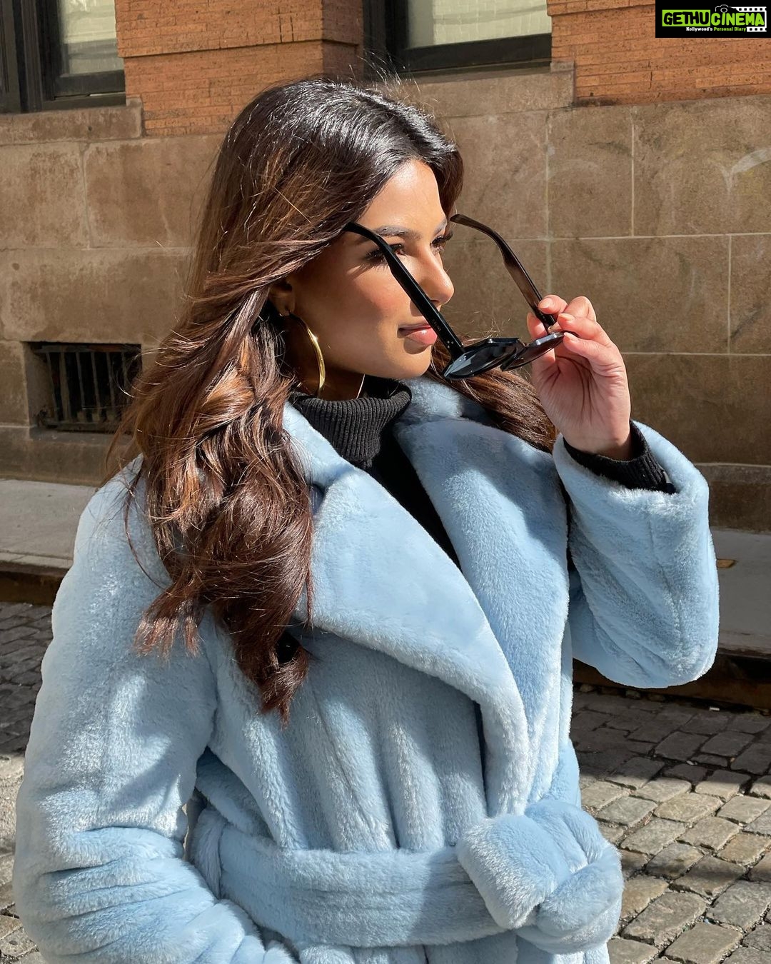 Harnaaz Kaur Sandhu Instagram - Hey, you? Yes you! I see you over there…