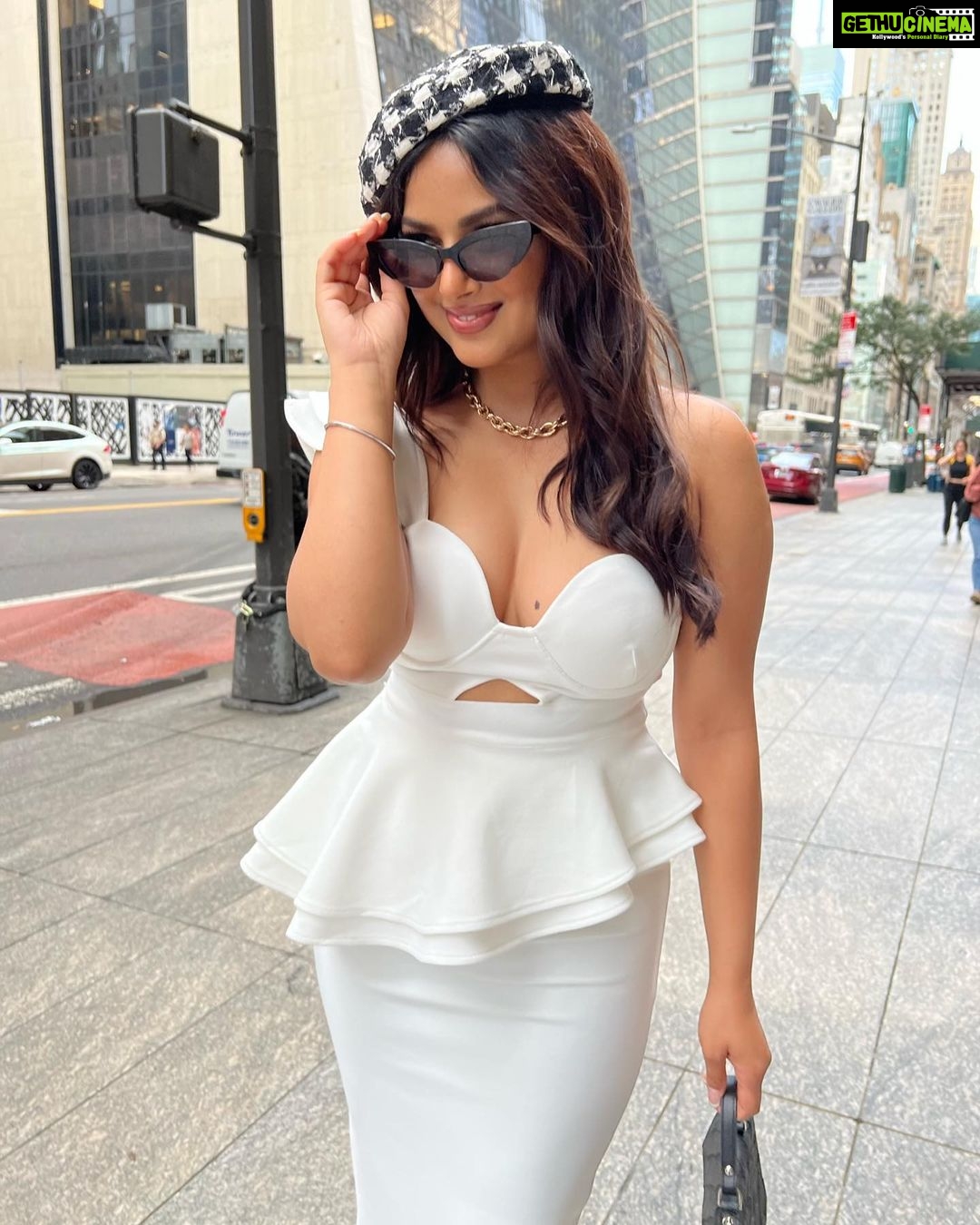 Harnaaz Kaur Sandhu - 445.8K Likes - 🤍✨
Styled by @meemmap
Dress @pinkapple_dresses
Heels @nyandcompany
Jewellery @satyajewelry
Bag @piperandskye