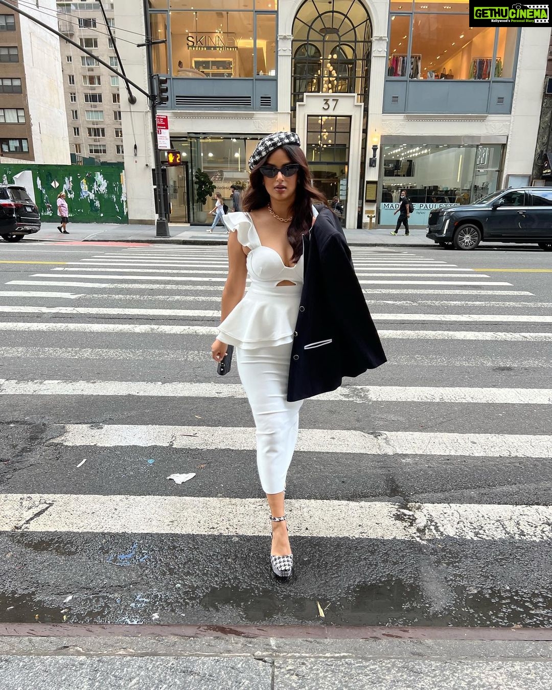 Harnaaz Kaur Sandhu - 445.8K Likes - 🤍✨
Styled by @meemmap
Dress @pinkapple_dresses
Heels @nyandcompany
Jewellery @satyajewelry
Bag @piperandskye