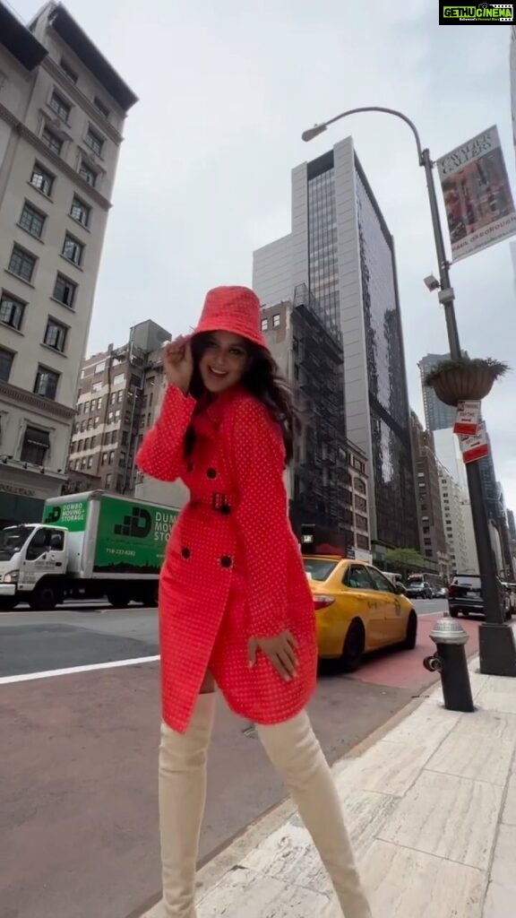 Harnaaz Kaur Sandhu Instagram - otro hermoso día en nueva york ✨ @missuniverse Styled by @meemmap Trench & bucket hat @maisonatia Boots @billinishoes Sunglasses @priverevaux Manhattan, New York
