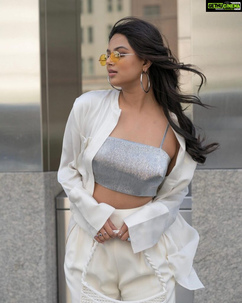 Harnaaz Kaur Sandhu Instagram - ☀️ @missuniverse Styled by @meemmap Silver Top and shirt @hm White Pants @ramybrook Bag @houseofwant Earrings @bonheur_jewelry Rings @designerdreamcollection Sunglasses @priverevaux Manhattan, New York