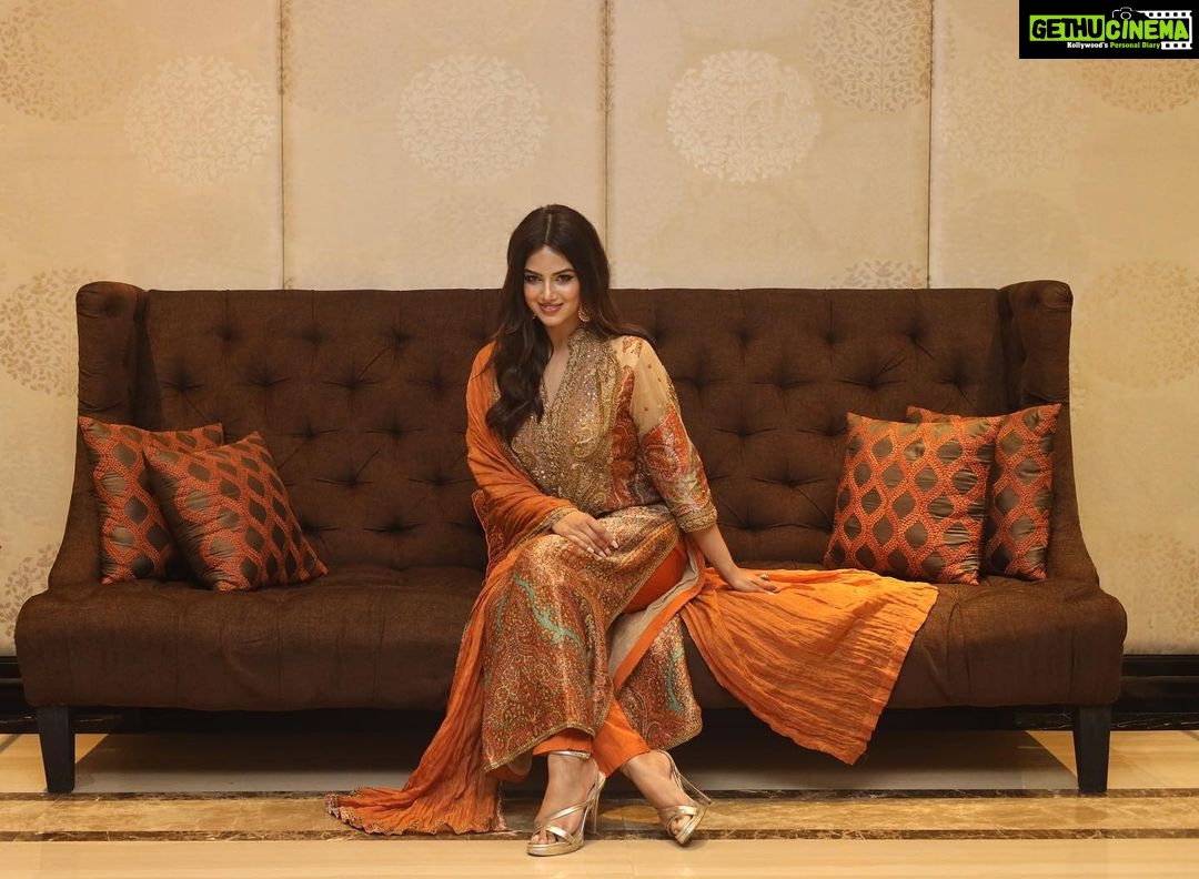 Harnaaz Kaur Sandhu Instagram - Eid Mubarak my lovelies! I pray for everyone’s good health and well being on this auspicious occasion of Eid-Ul-Fitr 🌙✨ Dekho chaand aaya ♥️ Outfit by @ritukumarhq Accessories by @kabirsatyanijewellery @kabirsatyani Hair & Makeup by @glambyshivanidesai @makeupbyshivanidesai
