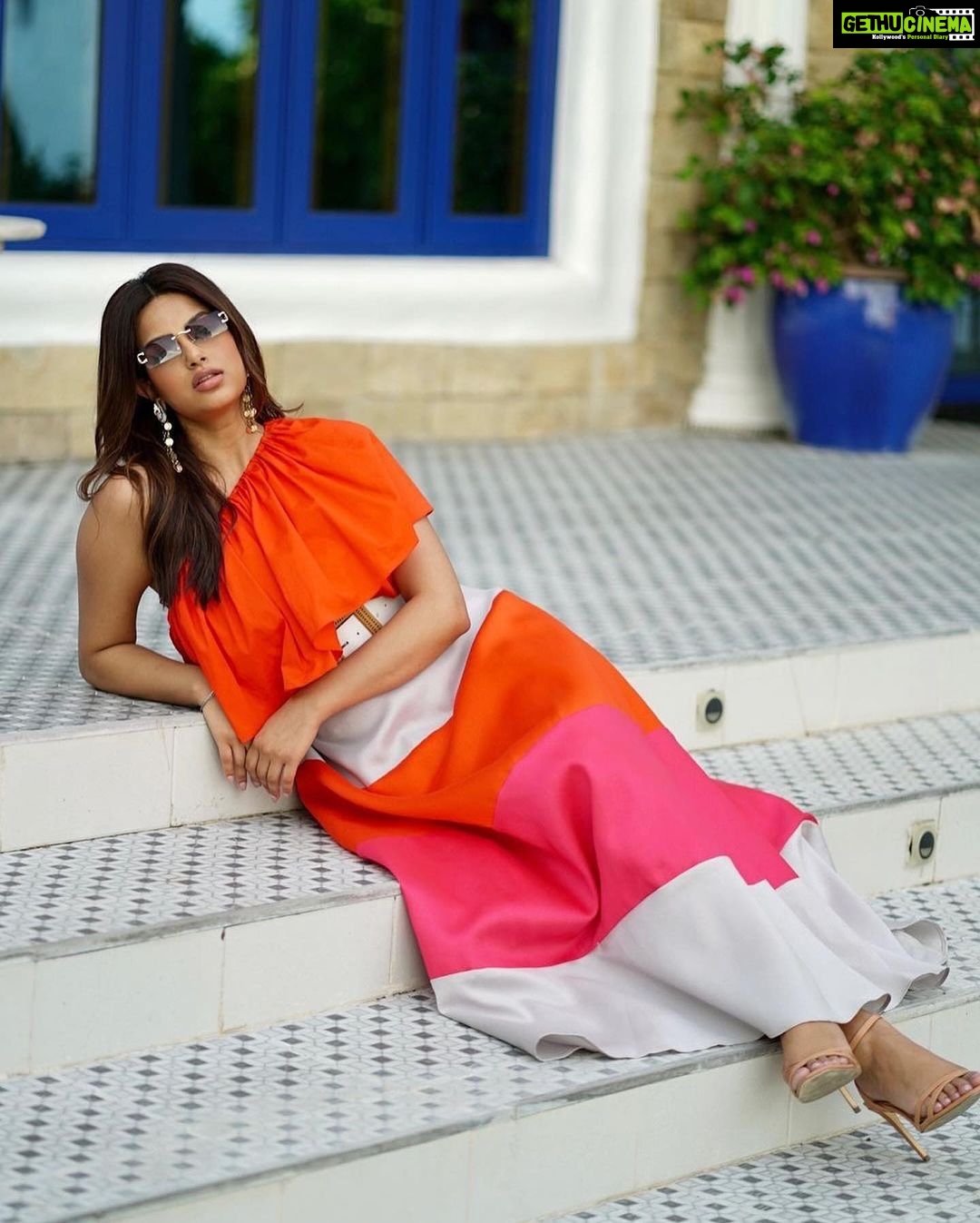 Harnaaz Kaur Sandhu Instagram - @missuniverse Soaking up the Vigan sun ☀️ Wearing @reliogisomanila Accessories from @ericson_manansala Bag from @bagsbykrpa Styled by @teamrainxem @rainierdagala @emmillan Assisted by @imrioliza @elainevillapando Special thanks to @chocreligioso @yvette_ilagan Vigan, Ilocos Sur