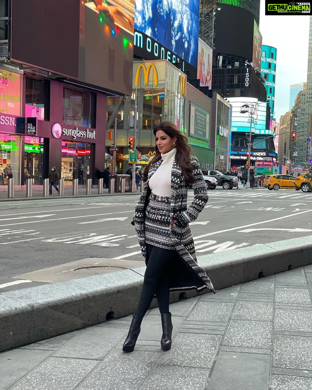 Harnaaz Kaur Sandhu - 435.9K Likes - Living the life in NYC ✨🌇
@timessquarenyc
@missuniverse
@missdivaorg
Styled by @meemmap
Look @ramybrook
Shoes @stevemadden