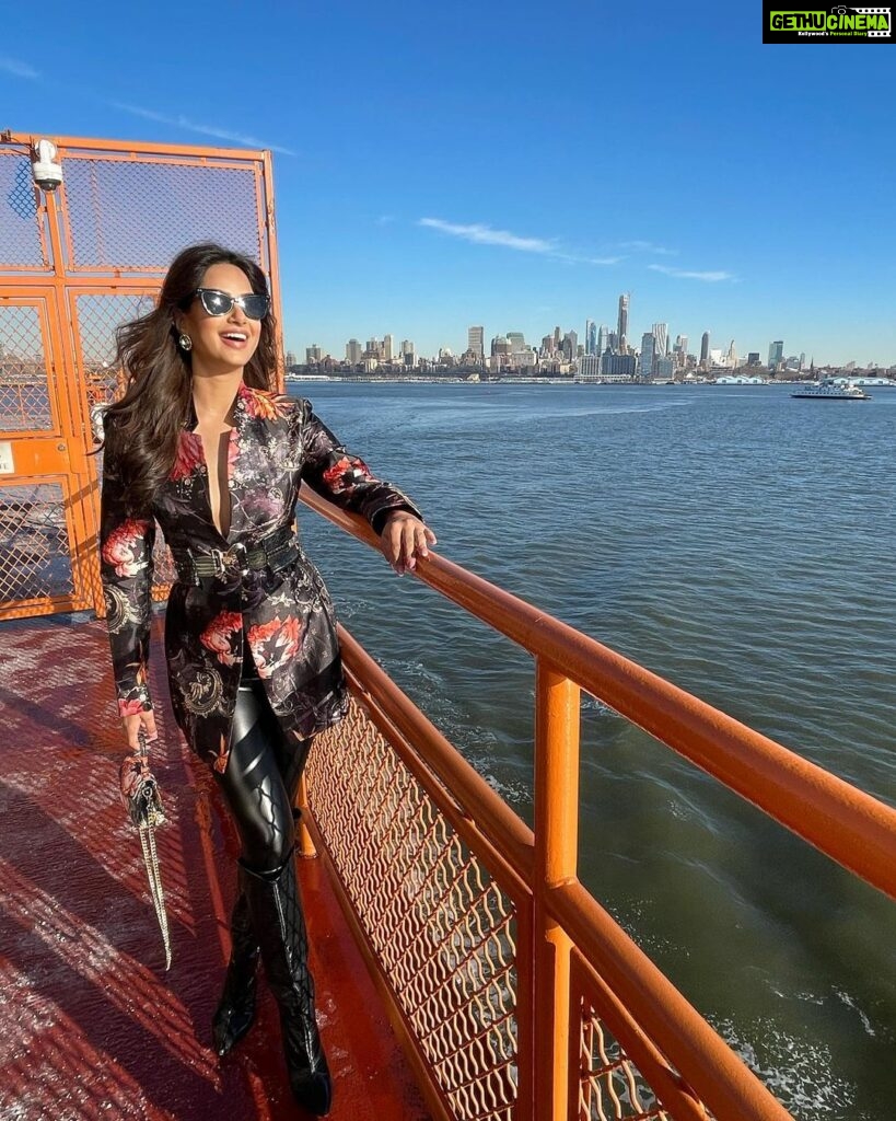 Harnaaz Kaur Sandhu Instagram - First ferry trip and some delicious Thai food @pinto_nyc All about yesterday✨🗽 @missuniverse @missdivaorg Ensemble by - @rockystarofficial @rockystar100 Earrings - @isharya Overcoat - @weareperona New York City, N.Y.