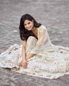 Harnaaz Kaur Sandhu Instagram - Positivity is contagious and it all begins with a smile ✨@missuniverse @missdivaorg

shot by - @shreyansdungarwal @missuniverse @missdivaorg
Styled by - @bharatg18
Outfit - @abhishekstudio
Makeup by - @mannat.gill 
Accessories - @curiocottagejewelry