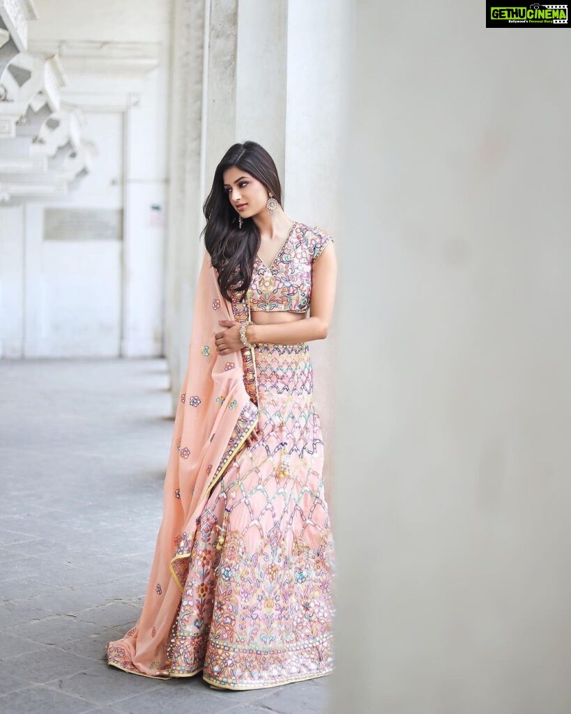 Harnaaz Kaur Sandhu Instagram - What a beautiful day this was in Mumbai - these shots were taken while I was shooting a video that would capture the essence of the fashion capital of India. Mumbai isn’t a city, it’s an emotion. Stay tuned for the video. Coming up next 🙂 Fashion Director @bharatg18 Outfit @asalabusandeep @abujanisandeepkhosla Jewellery @sunitajhunjhunwala Hair and make up: @shubhu.makeupartist @khushbuharia @timestalent @missuniverse #HarnaazSandhu #LIVAMissDivaUniverse2021 #MissUniverse #RoadToMissUniverse #MissUniverse2021 #VotingApp #VoteForIndia #India #TeamIndia