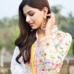 Harnaaz Kaur Sandhu Instagram - What a beautiful day this was in Mumbai - these shots were taken while I was shooting a video that would capture the essence of the fashion capital of India. Mumbai isn’t a city, it’s an emotion. Stay tuned for the video. Coming up next 🙂 Fashion Director @bharatg18 Outfit @asalabusandeep @abujanisandeepkhosla Jewellery @sunitajhunjhunwala Hair and make up: @shubhu.makeupartist @khushbuharia @timestalent @missuniverse #HarnaazSandhu #LIVAMissDivaUniverse2021 #MissUniverse #RoadToMissUniverse #MissUniverse2021 #VotingApp #VoteForIndia #India #TeamIndia